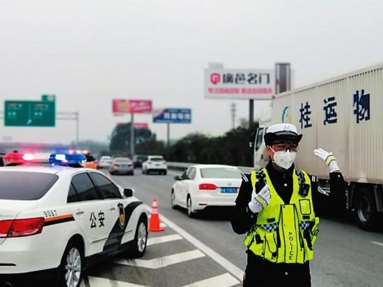 太阳成集团tyc7111cc:燎原乡党委政府领导莅临燎原小学慰问教师(图4) 太阳成集团tyc7111cc